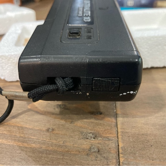 Vintage Kodak Ektralite 10 Camera with Built-In Electronic Flash - Picture 11 of 13